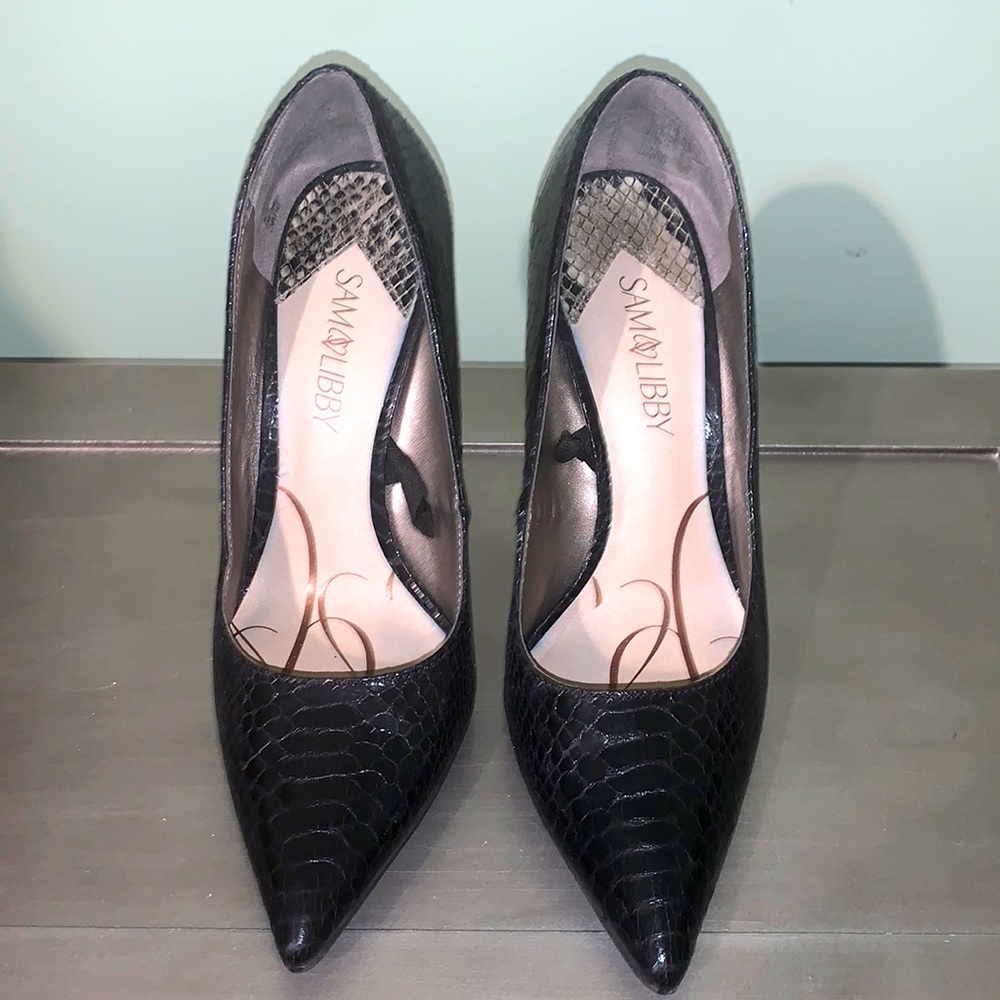 Black snake pattern pumps